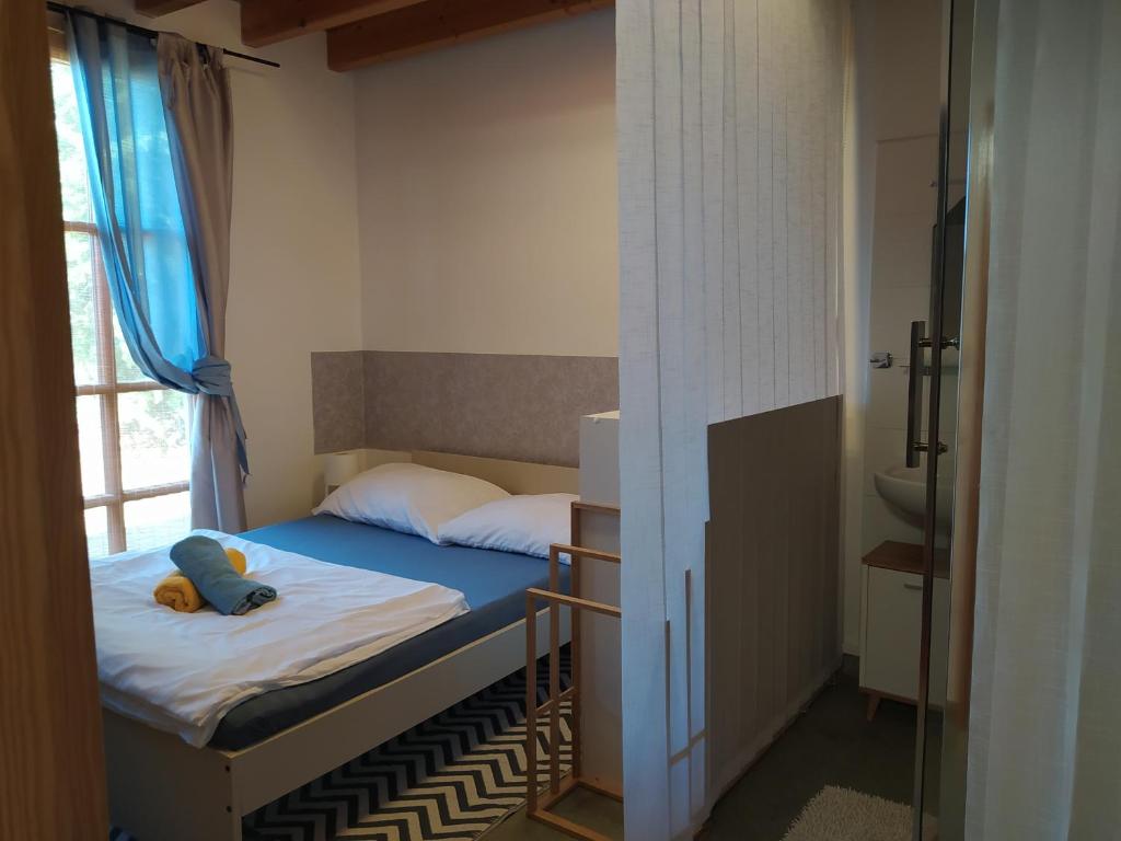 una piccola camera da letto con un letto con un orsacchiotto sopra di Vila Callum RELAX & WELLNESS a Ostrava