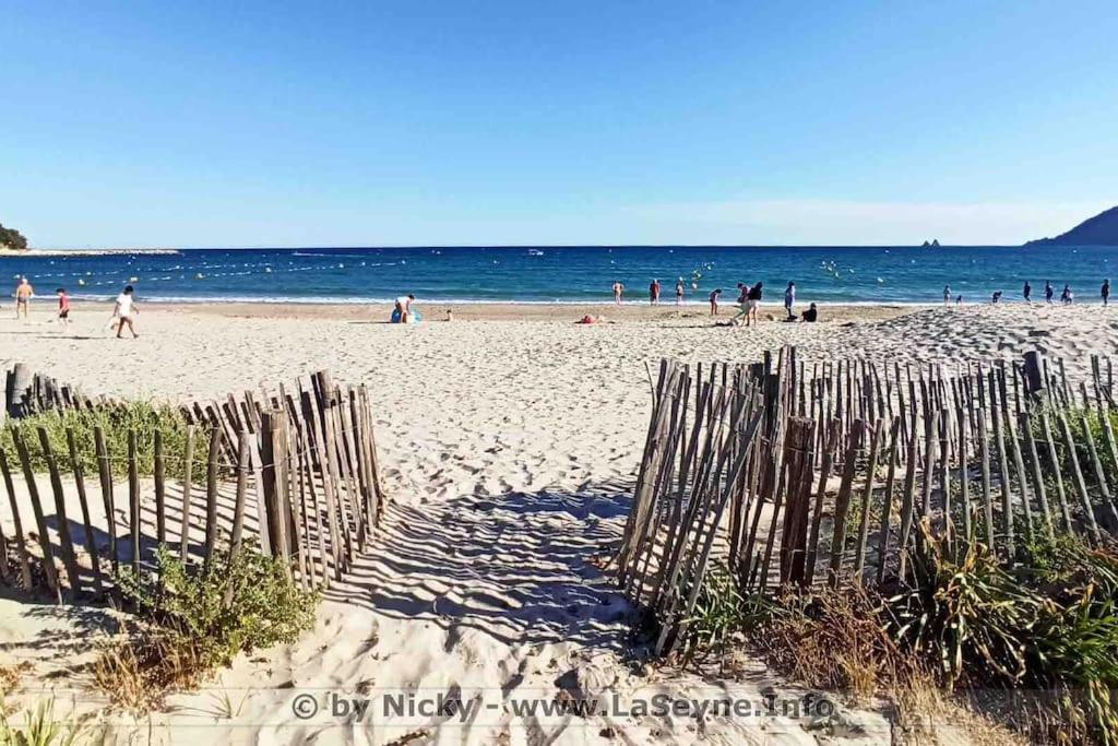 une clôture sur une plage avec une foule de gens dans l'établissement T3 lumineux et climatisé à 300m des plages, à La Seyne-sur-Mer