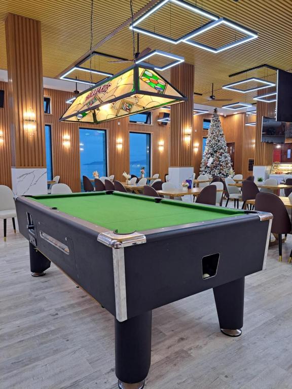 Biliár nebo kulečník v ubytování Cave Beach Resort Boutique Luxury Accomodation