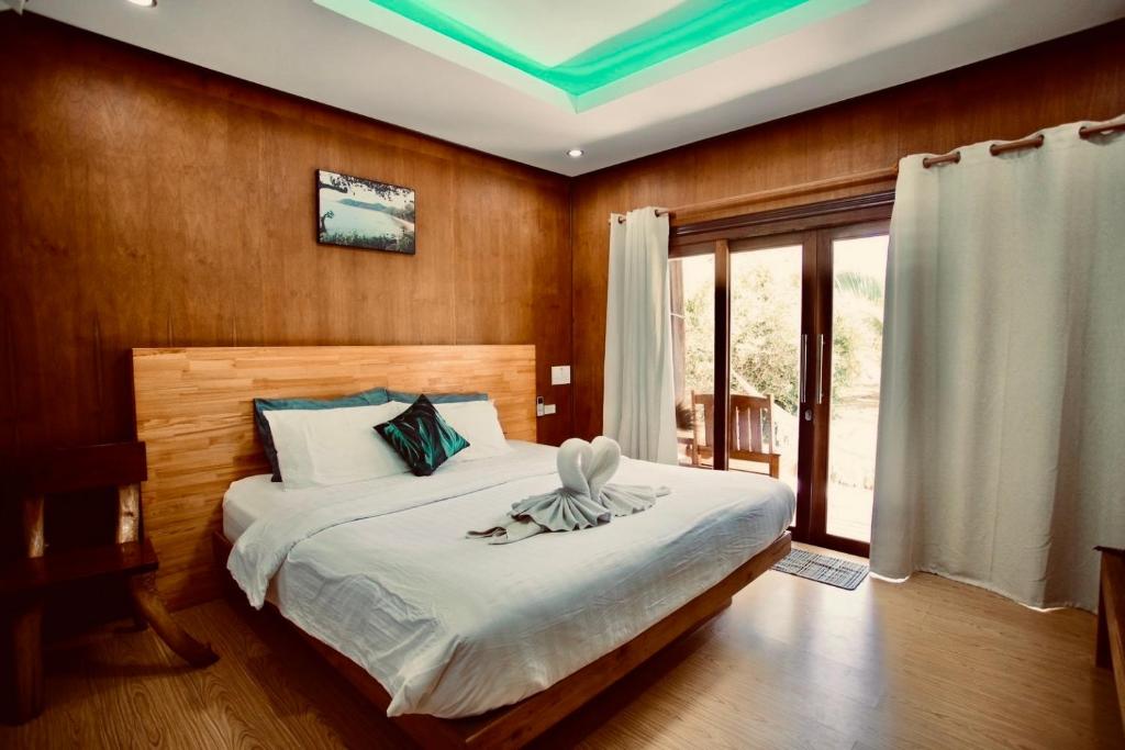 Postel nebo postele na pokoji v ubytování Suan Maprao Ko Kut Resort