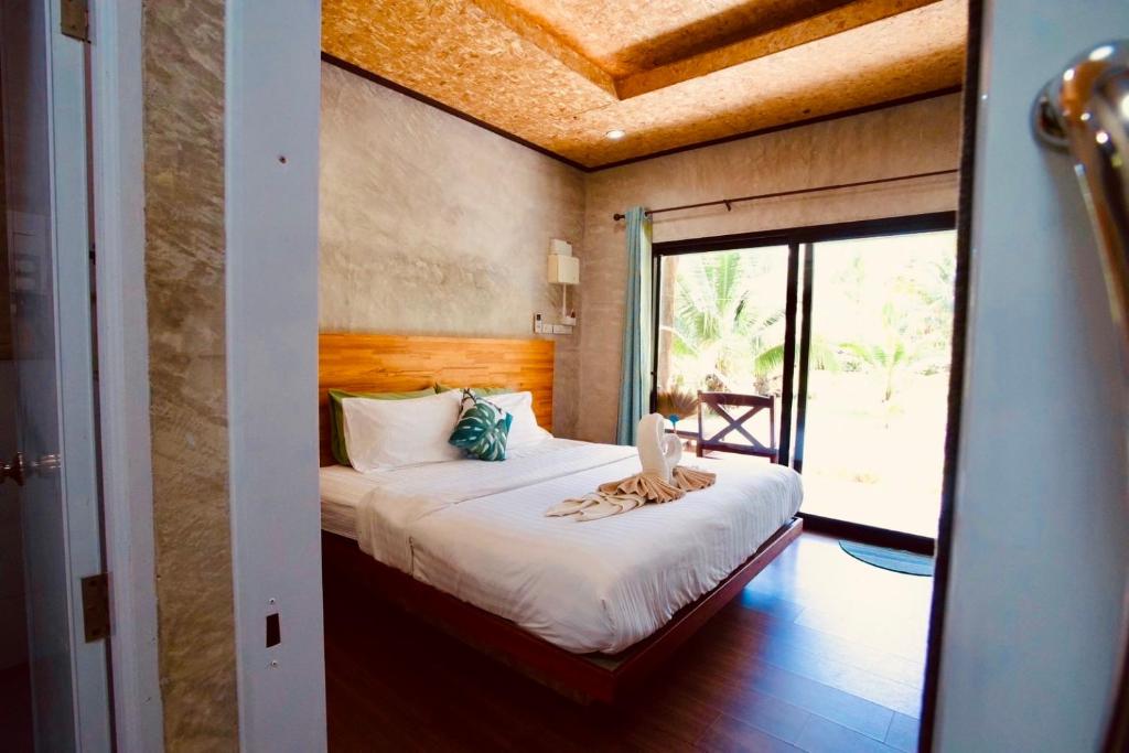 Postel nebo postele na pokoji v ubytování Suan Maprao Ko Kut Resort