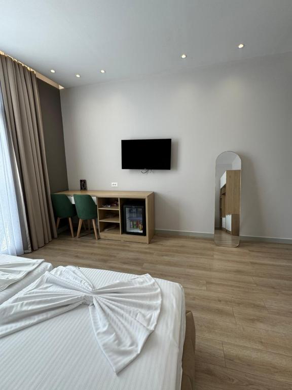 TV a/nebo společenská místnost v ubytování Hotel Panorama & Spa Elbasan