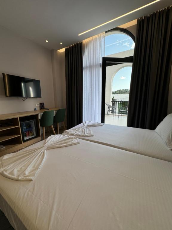 Postel nebo postele na pokoji v ubytování Hotel Panorama & Spa Elbasan