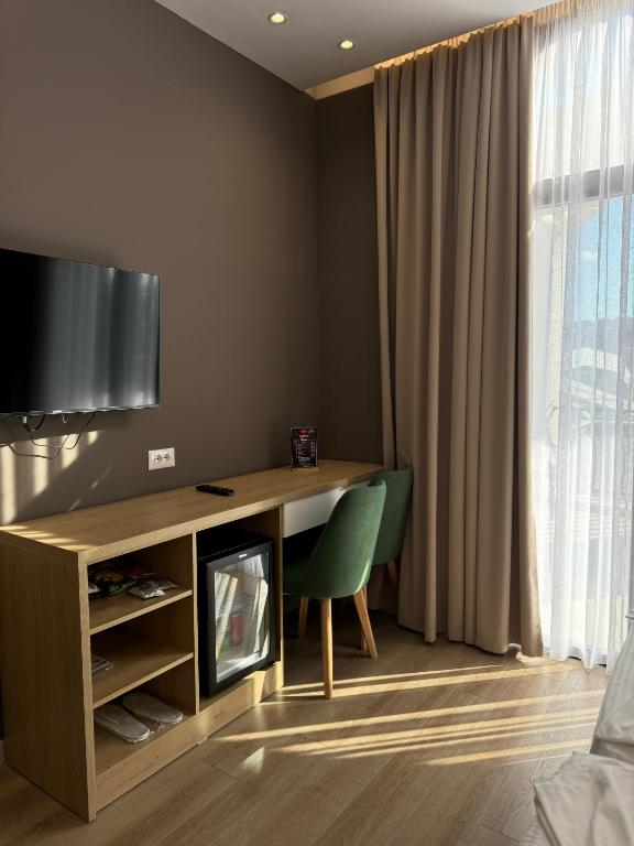 TV a/nebo společenská místnost v ubytování Hotel Panorama & Spa Elbasan