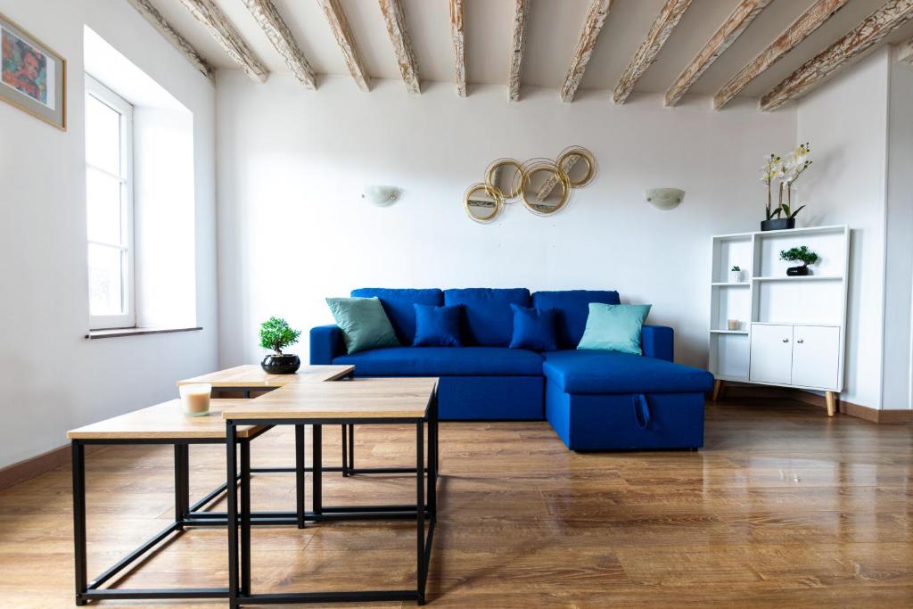 a living room with a blue couch and a table at HYPER CENTRE COSY DUPLEX dans les remparts in Boulogne-sur-Mer