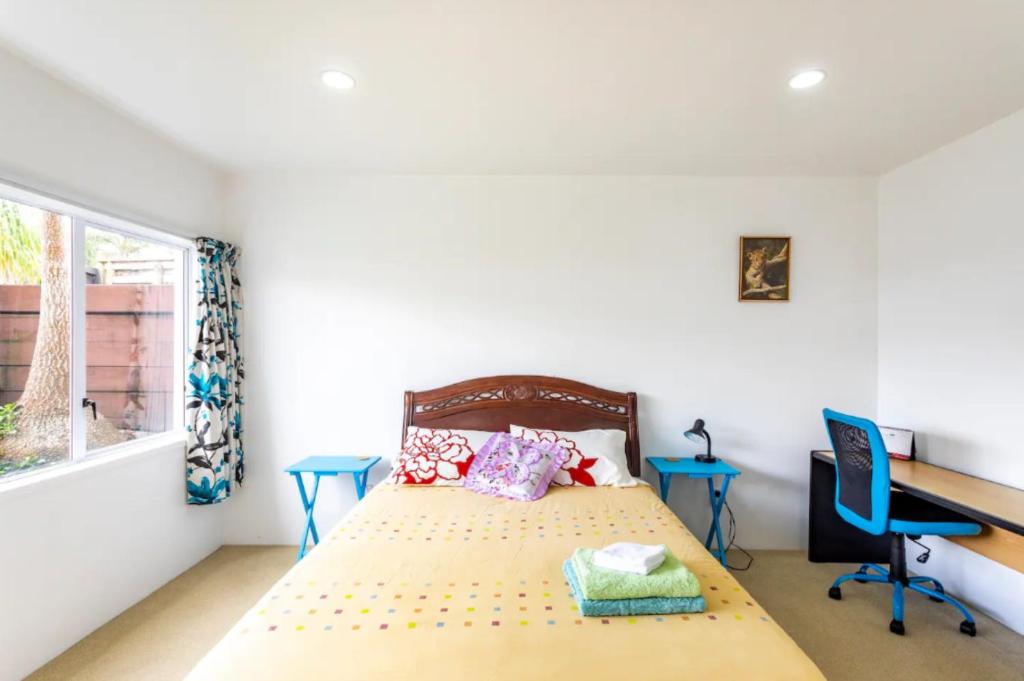 Postel nebo postele na pokoji v ubytování Private guest suite near the airport 1-4 guests