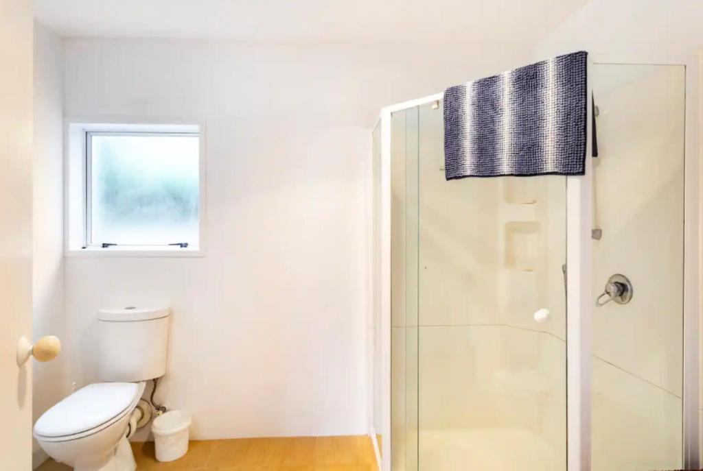 Koupelna v ubytování Private guest suite near the airport 1-4 guests