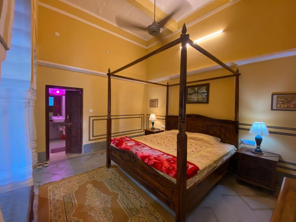 Letto o letti in una camera di Hotel Radhika Haveli, Mandawa