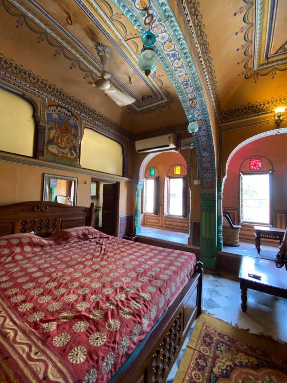Letto o letti in una camera di Hotel Radhika Haveli, Mandawa