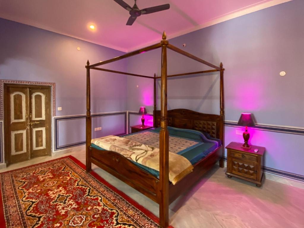 Letto o letti in una camera di Hotel Radhika Haveli, Mandawa