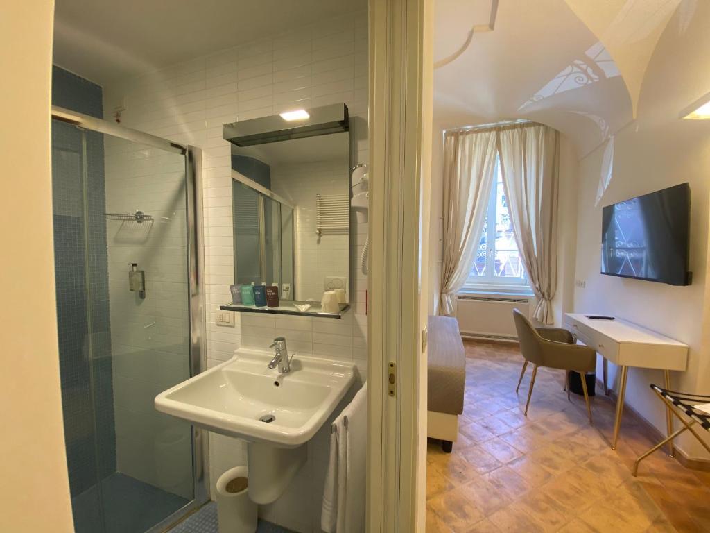Koupelna v ubytování Basilica Hotel