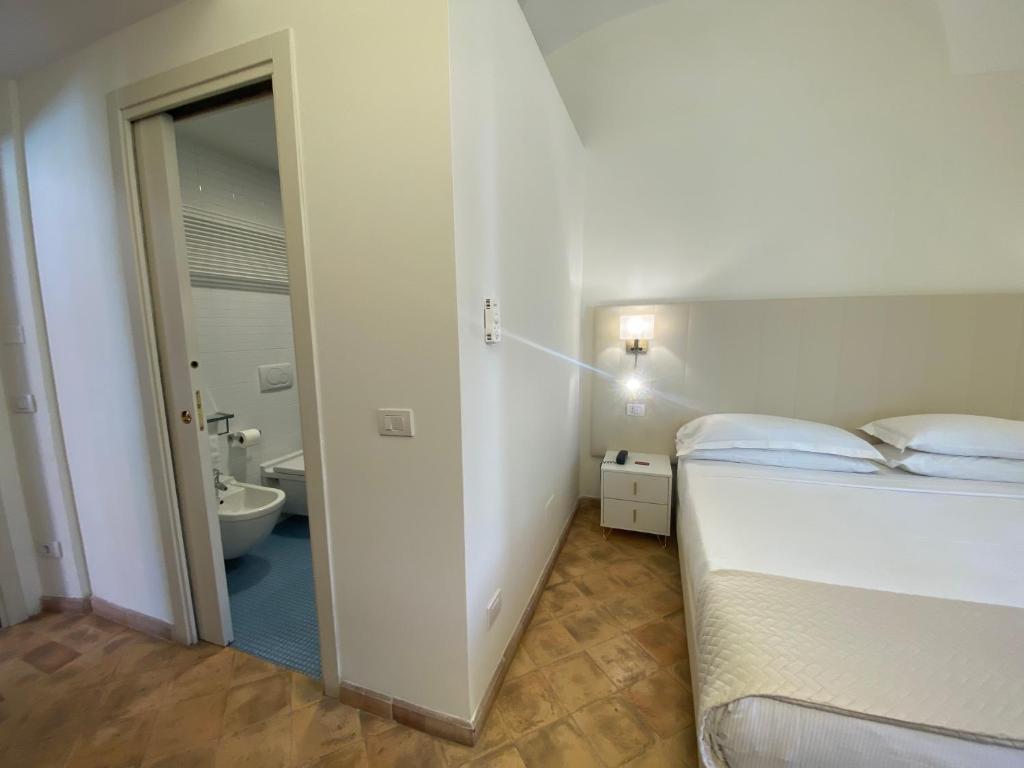 Postel nebo postele na pokoji v ubytování Basilica Hotel