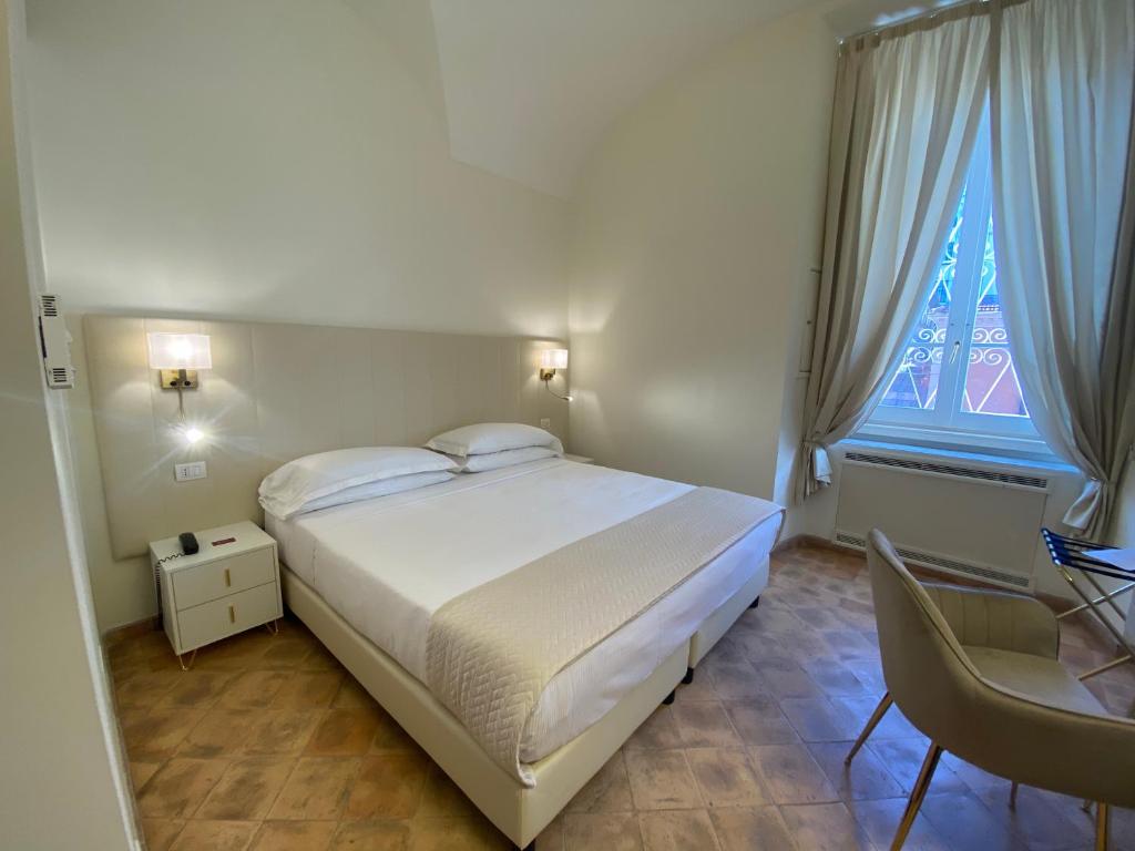Postel nebo postele na pokoji v ubytování Basilica Hotel