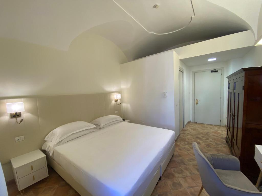 Postel nebo postele na pokoji v ubytování Basilica Hotel