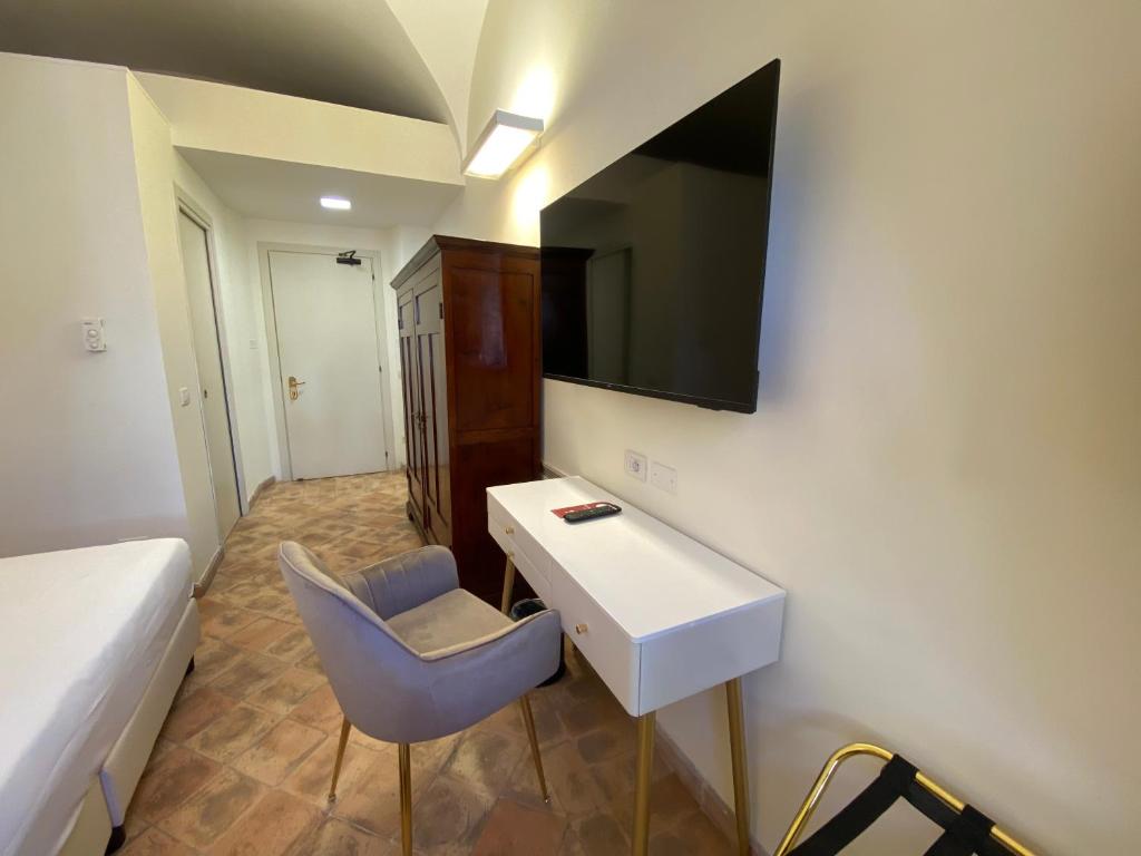 TV a/nebo společenská místnost v ubytování Basilica Hotel