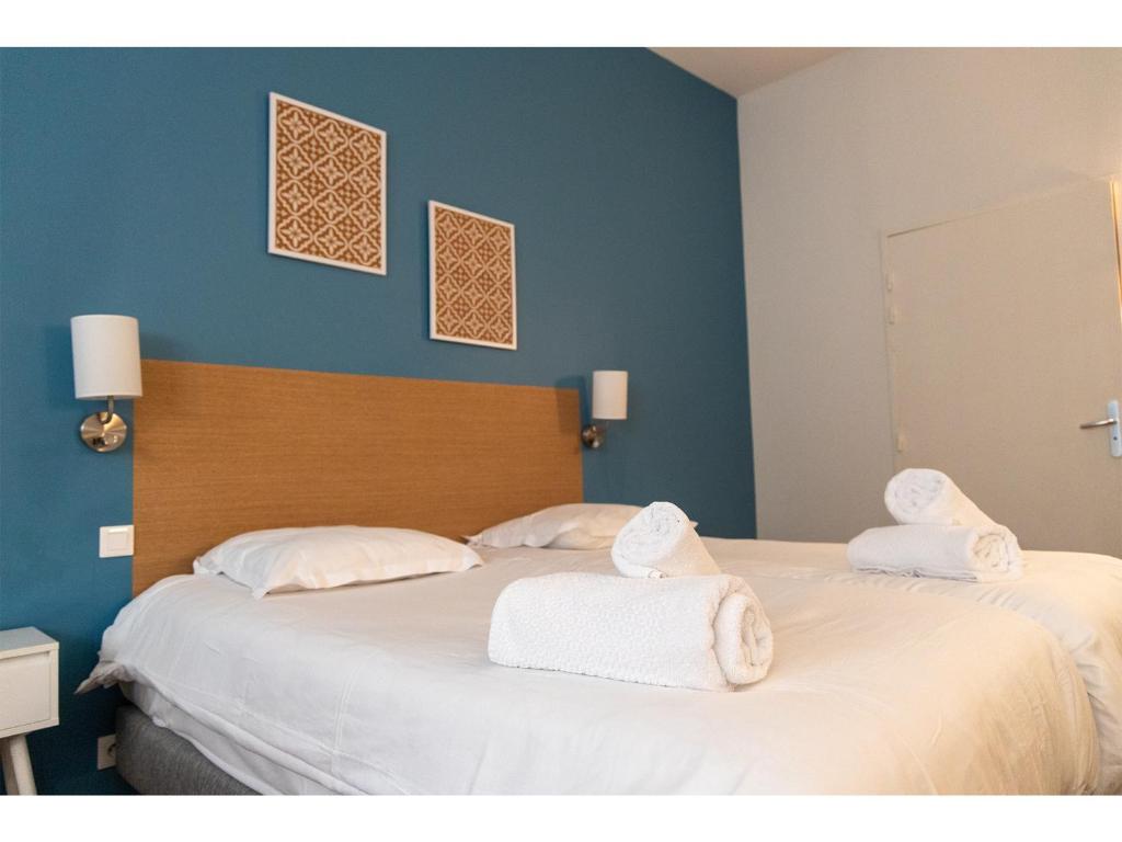 Una cama o camas en una habitación de Le Clocher de Rodez Centre Gare