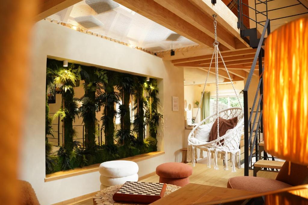 un salon orné d'une grande peinture d'arbres dans l'établissement Maison atypique Alsace - Là Haut, à Lautenbach