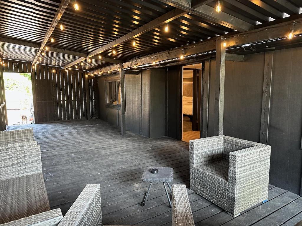 Posezení v ubytování TheWaterfrontLodges