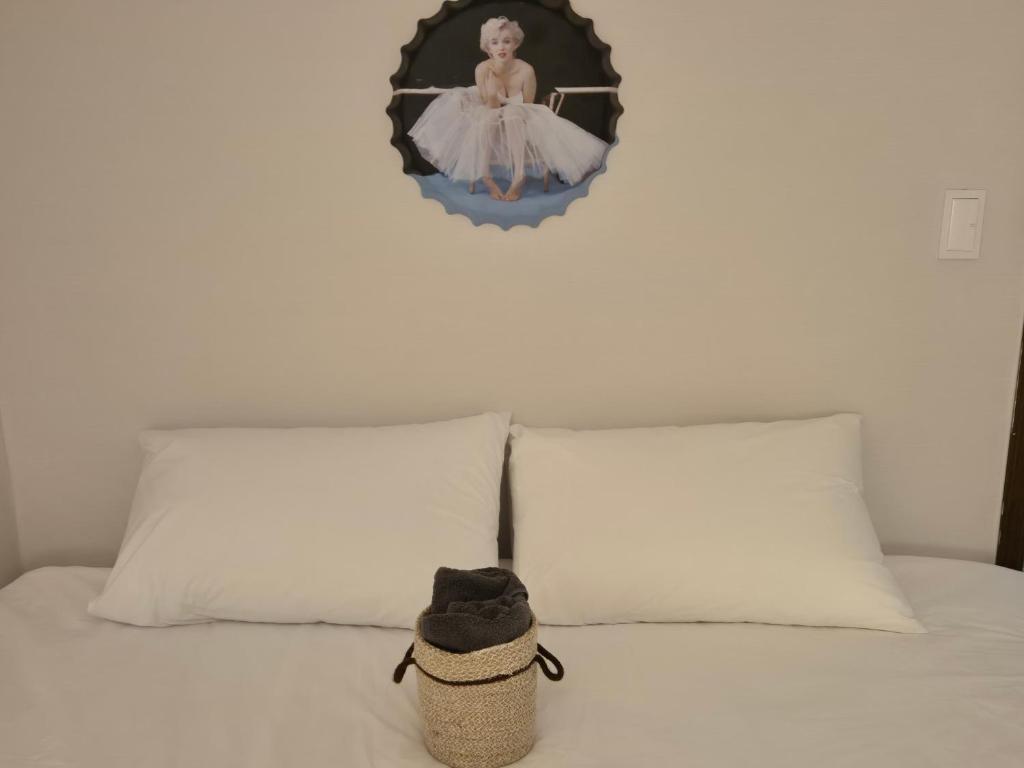 Una cama o camas en una habitación de COZY STAY Busan Seomyeon 코지스테이 부산 서면