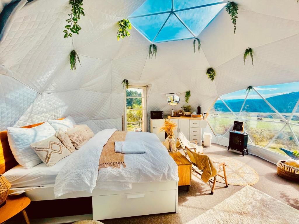 Postel nebo postele na pokoji v ubytování Glamping Hohe Wand - Kuppelzelt mit Whirlpool & Panoramafenster