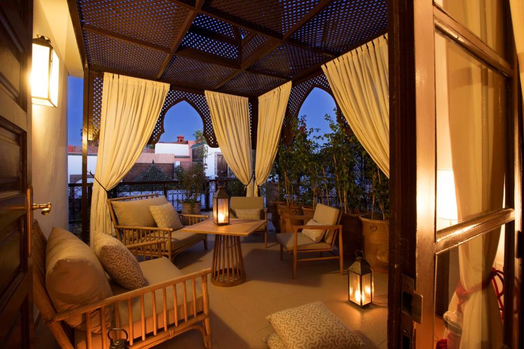 Ein Sitzbereich in der Unterkunft Riad Dar Alfarah