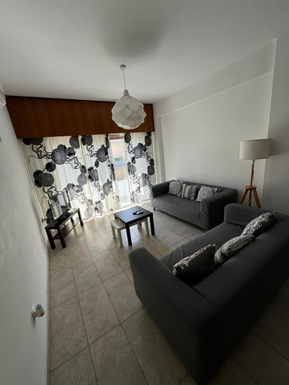 una sala de estar con un sofá y una mesa en Milky, en Limassol