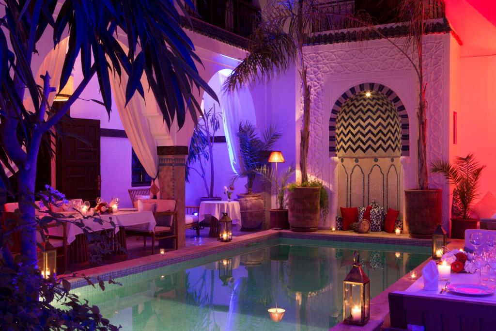 Der Swimmingpool an oder in der Nähe von Riad Dar Alfarah