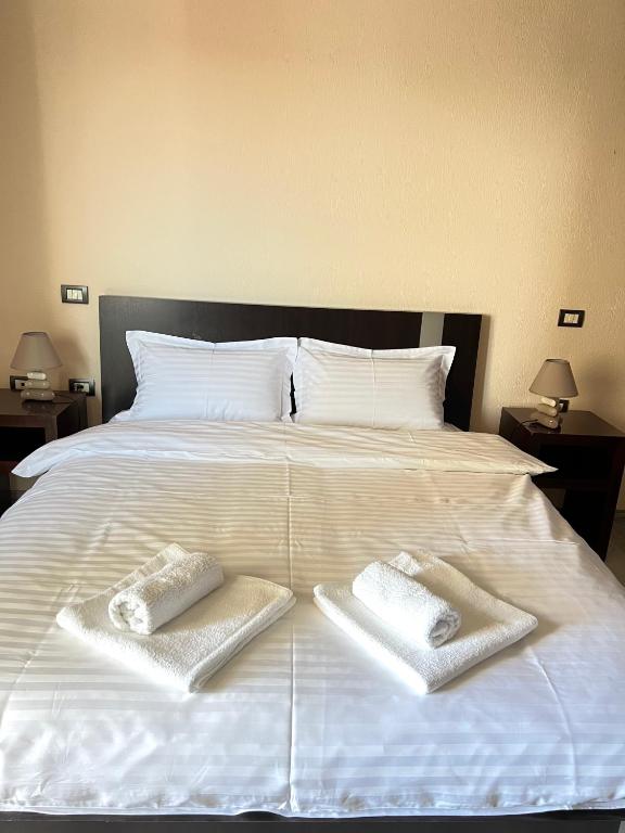 Postel nebo postele na pokoji v ubytování Downtown Apartment