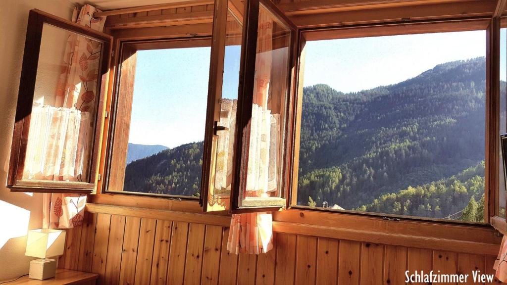 Vista generica sulle montagne o vista sulle montagne dall'interno dello chalet