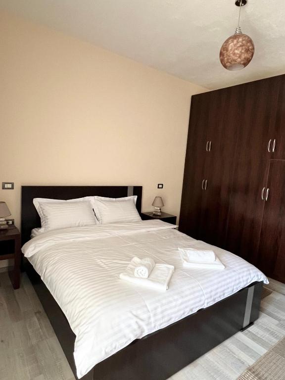Postel nebo postele na pokoji v ubytování Downtown Apartment