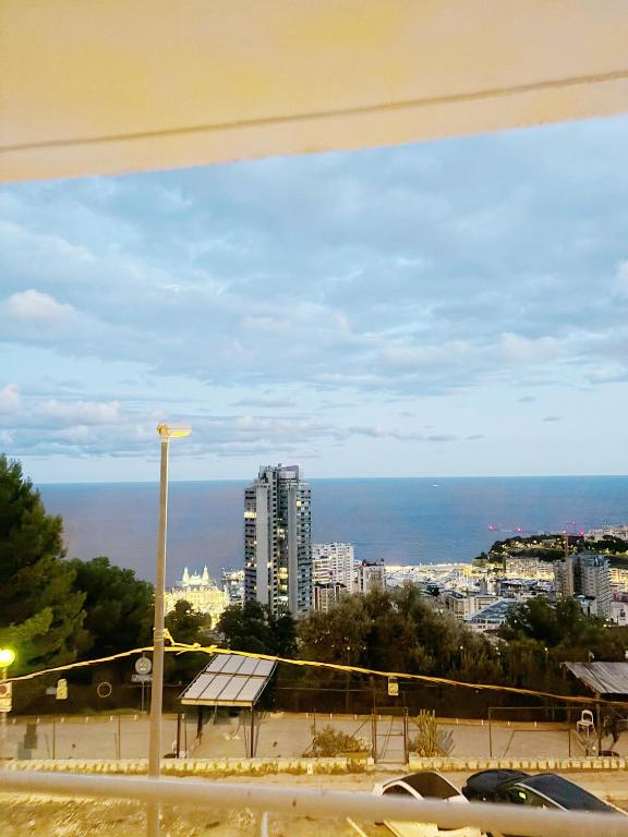 une vue d'une ville depuis une fenêtre dans l'établissement Vu la mer de Monaco, à Beausoleil