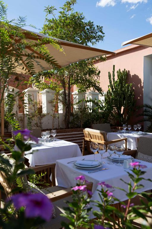 Ein Restaurant oder anderes Speiselokal in der Unterkunft Riad Dar Alfarah 