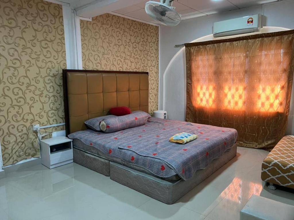 Ένα ή περισσότερα κρεβάτια σε δωμάτιο στο Mysara Homestay 4 Bilik Kota Bharu