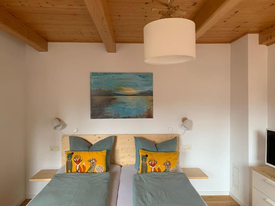 une chambre avec deux lits et un tableau au mur dans l'établissement Bett & Berge - Ferienwohnung in den Schlierseer Bergen, à Schliersee