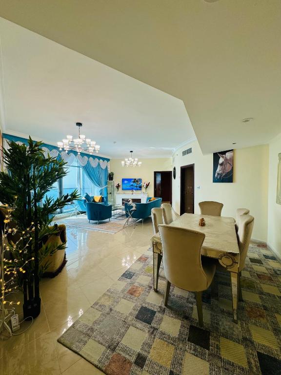 TV a/nebo společenská místnost v ubytování Ajman Luxurious Holiday Homes