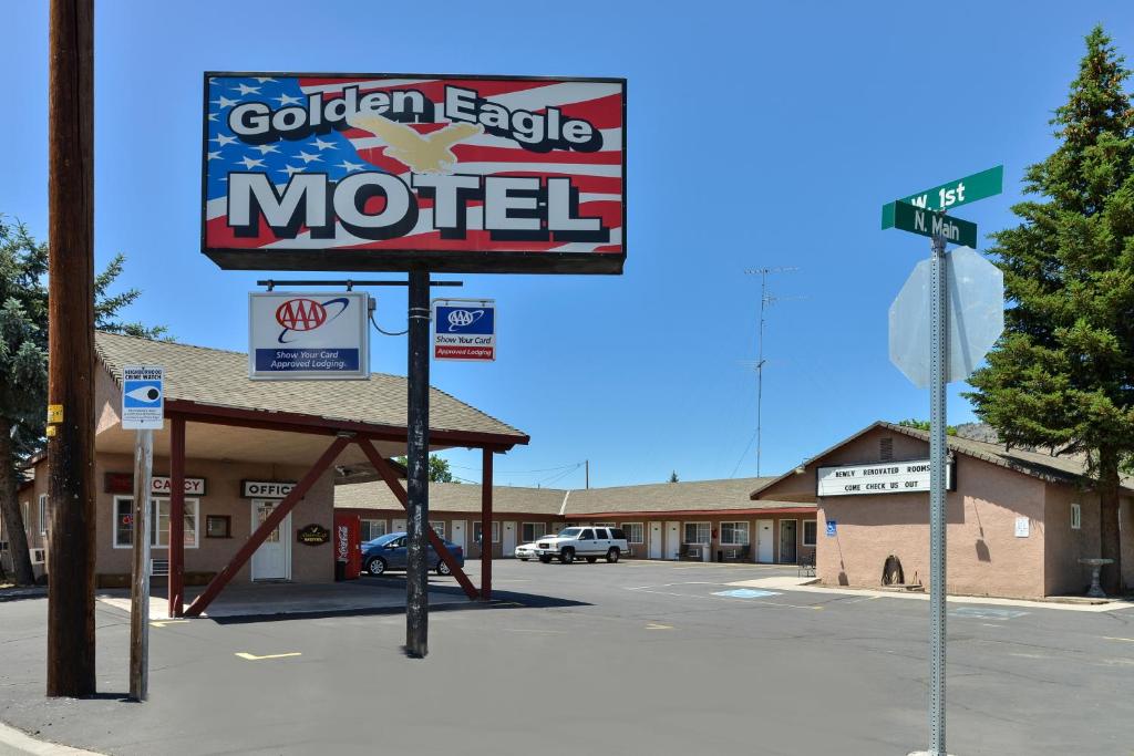 una señal para un motel frente a un edificio en Golden Eagle Motel, en Dorris