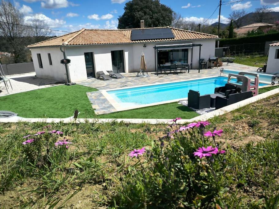 une maison et une piscine dans une cour dans l'établissement La maison de la colline, à Gardanne
