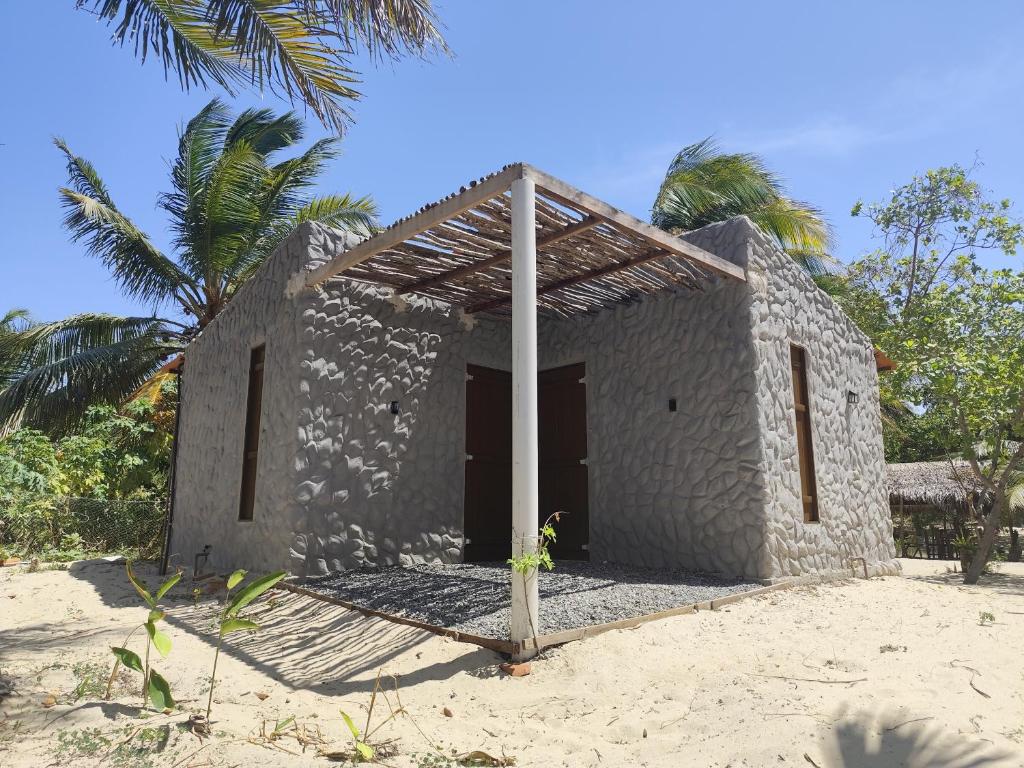 Το κτήριο όπου στεγάζεται  το κάμπινγκ