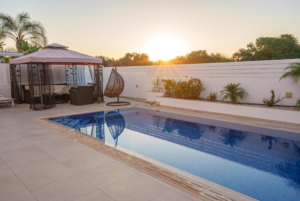 Hubstay - Blue Harmony Villa in Protaras - 5 min Walk to the Beach