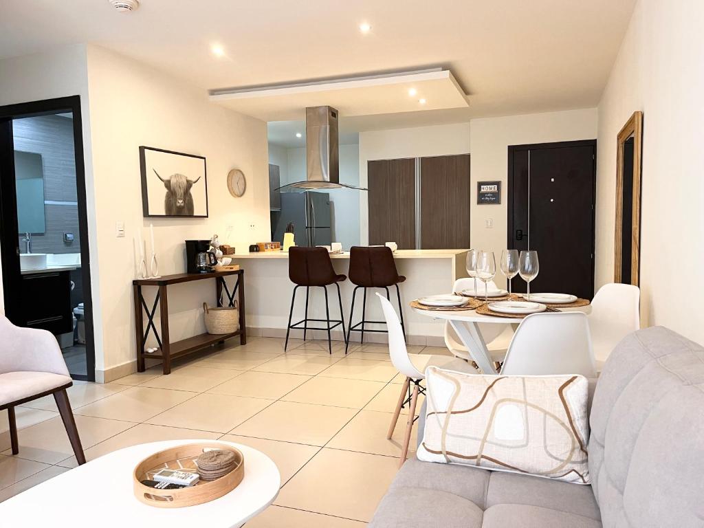 Χώρος καθιστικού στο CR MARIPOSA RENTALS SANTA ANA RIVERPARK 2 BR, 2BH, Pool, Gym, WALK EVERYWHERE