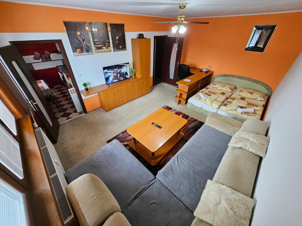 Posezení v ubytování WOLF APARTMAN Pokojné ubytovanie v Považskej Bystrici Tichá lokalita s parkovaním Všade blízko Vhodné pre pracovné cesty turistiku aj oddych Plne vybavena kuchyňa