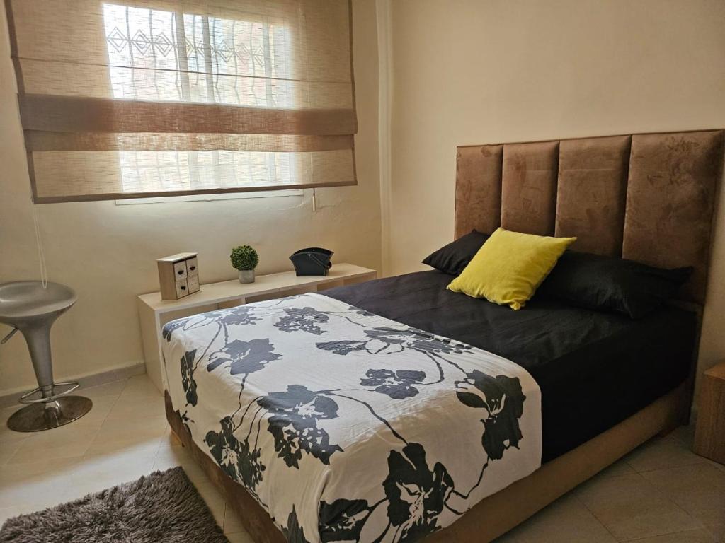 Ένα ή περισσότερα κρεβάτια σε δωμάτιο στο Charmant Appartement à Salé Al Jadida