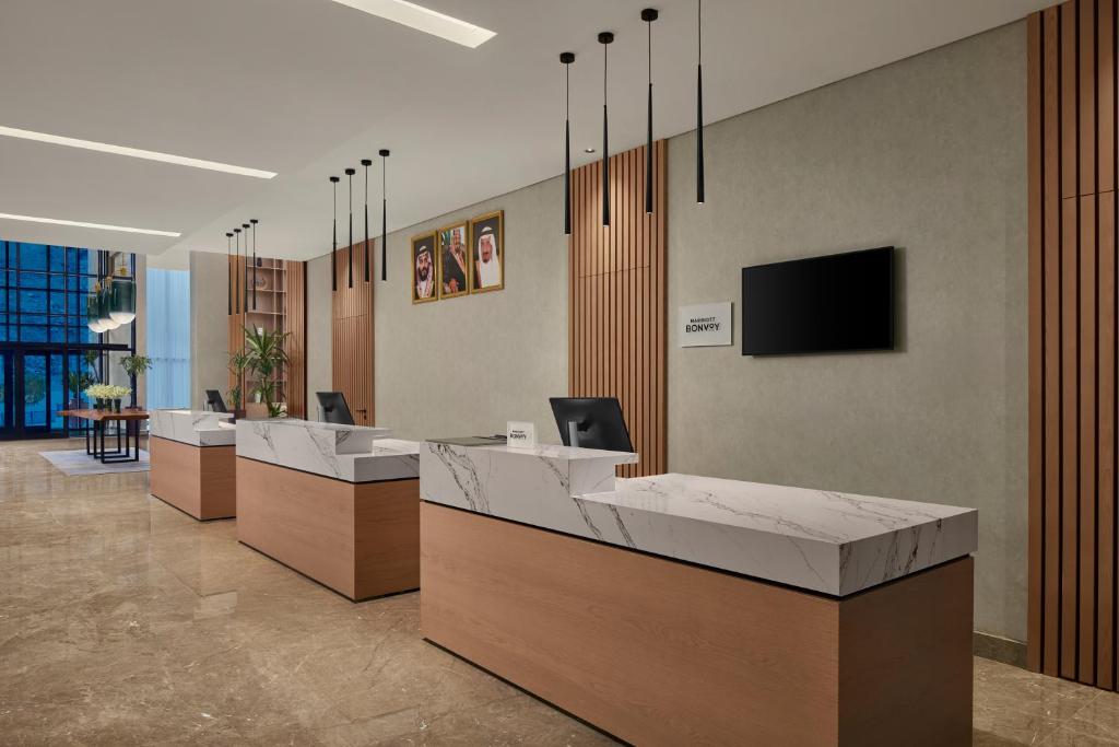 Courtyard by Marriott Makkahにあるテレビまたはエンターテインメントセンター