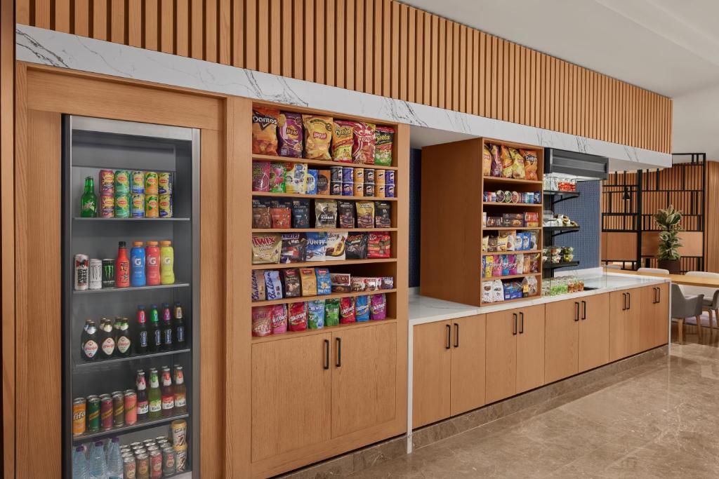 Courtyard by Marriott Makkahにあるキッチンまたは簡易キッチン