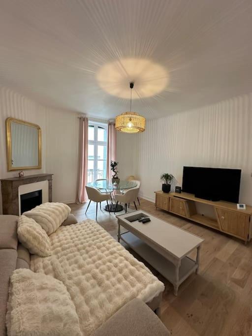 un salon avec un canapé et une table dans l'établissement T3 centre ville, balneo et parking privé, à Aurillac