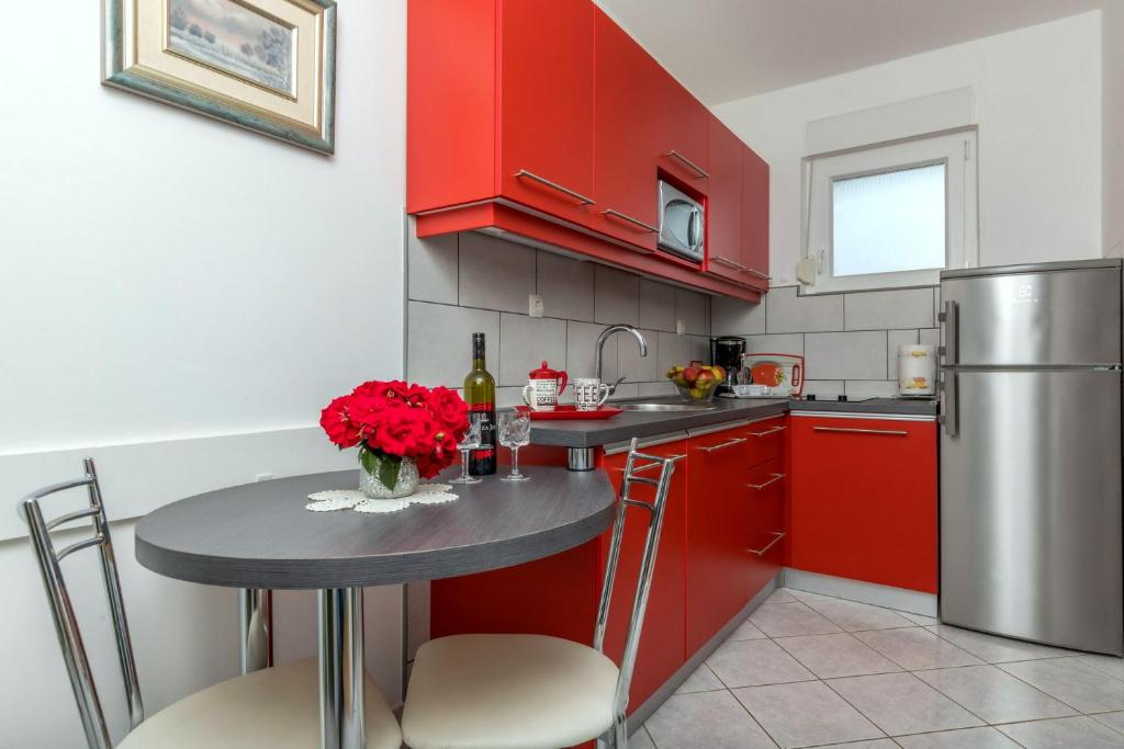 Kuchyň nebo kuchyňský kout v ubytování Apartments Kremenici