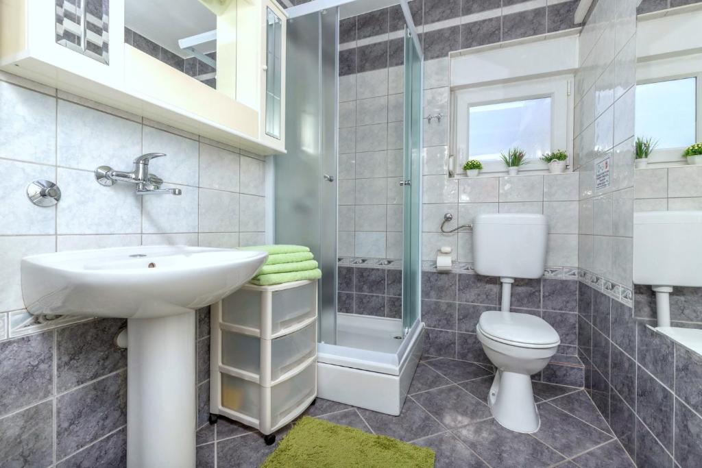 Koupelna v ubytování Apartments Kremenici