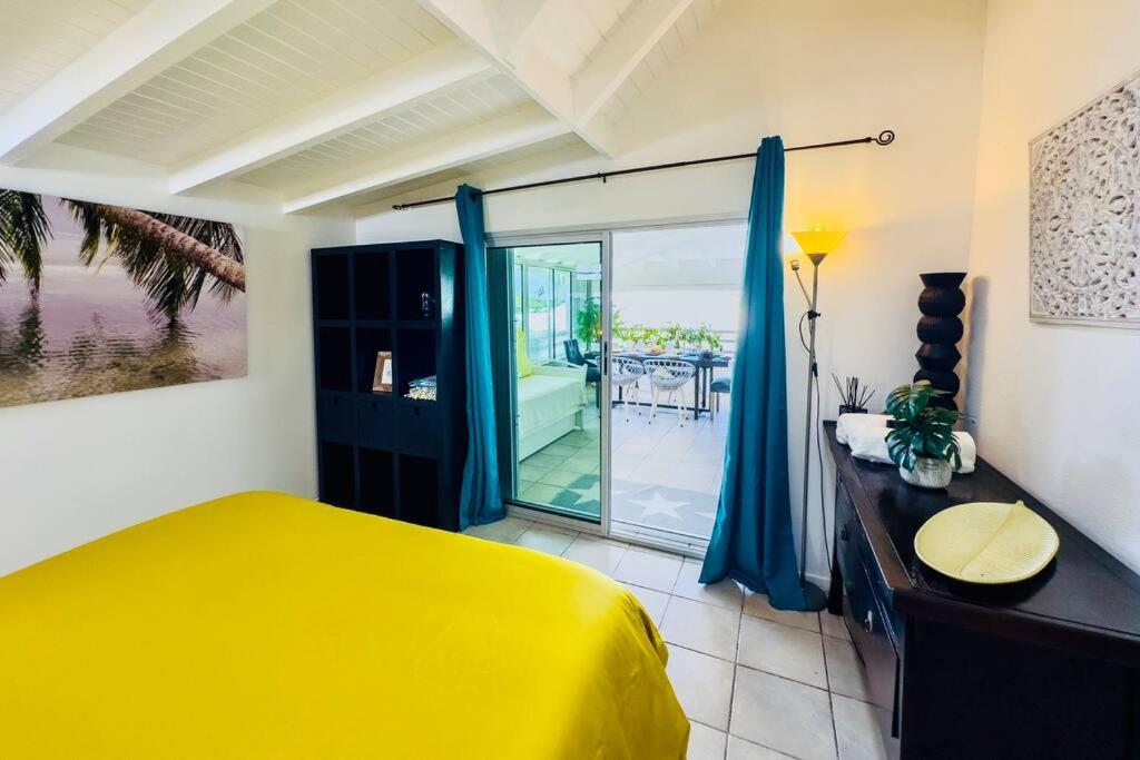 Postel nebo postele na pokoji v ubytování Spacious Waterfront 2 Bedroom Condo with 2 Bathrooms, Pool, AC