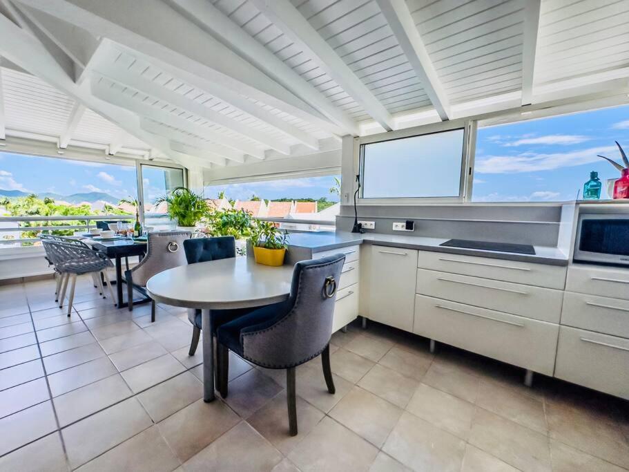 Balkón nebo terasa v ubytování Spacious Waterfront 2 Bedroom Condo with 2 Bathrooms, Pool, AC