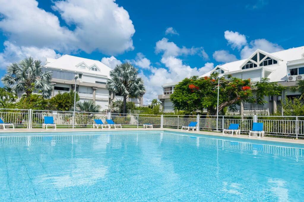Bazén v ubytování Spacious Waterfront 2 Bedroom Condo with 2 Bathrooms, Pool, AC nebo v jeho okolí
